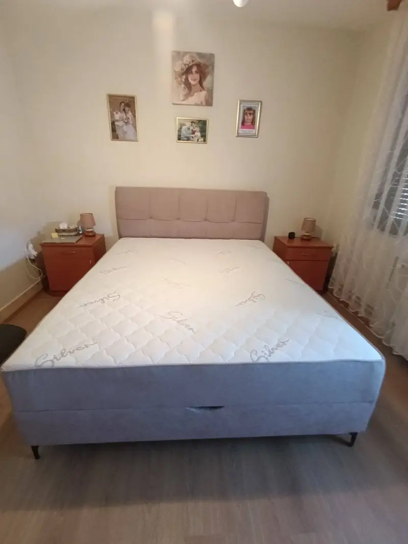 Puder roze francuski ležaj s kvadratnim uzglavljem