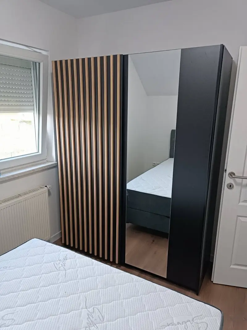 Bež ležaj s kapitone uzglavljem u svijetloj sobi